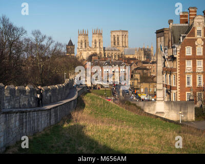 Blick auf das York Minster von der Stadtmauer über Ledill Brücke und den Fluss Ouse Stockfoto