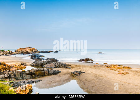 Felsen am Vagator Beach, Goa in langen Belichtung Stockfoto