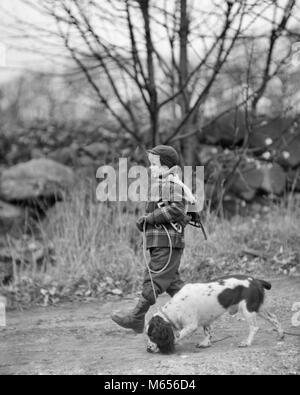 1950er Jahre junge TRAGEN WINTER COAT HUT SCHAL SCHUHE SCHLITTSCHUHE ÜBER DIE SCHULTER WANDERN English Springer Spaniel Hund an der Leine draußen-d2436DEB001 HARS KAUKASISCHEN SPANIEL GERNE FREUDE LÄNDLICHEN GESUNDHEIT NUR EINE PERSON ZU HAUSE LEBEN WOLLE KOPIE RAUM FREUNDSCHAFT IN VOLLER LÄNGE KÖRPERLICHE FITNESS PFLEGE TIERE GELASSENHEIT VERTRAUEN NOSTALGIE ZWEISAMKEIT LEINE 7-9 JAHRE EIN TIER 5-6 JAHRE WEG GLÜCK SÄUGETIERE WELLNESS ENTDECKUNG FREIZEITAKTIVITÄTEN ENTSPANNUNG FANGZÄHNE WISSEN FÜHRUNG FREIZEIT SPRINGER WACHSTUM LÄCHELT TRAIL FREUDIGE VERANTWORTUNG CAPS PFADE UMSCHLUNGEN SPRINGER SPANIEL KAMMGARN TRAILS CANINE JUGENDLICHE MÄNNER SÄUGETIER Stockfoto