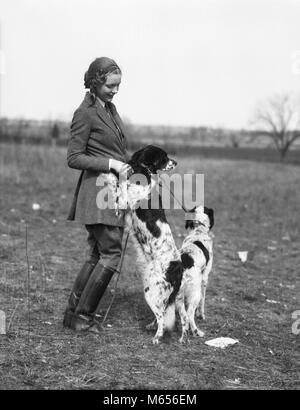 1920 lächelnde Frau tragen WOLLMANTEL REITHOSE LEDER STIEFEL STEHEND SPIELEN MIT ZWEI ENGLISH SETTER HUNDE-d 3309 HAR 001 HARS EINE PERSON NUR LUXUS WOLLE KOPIE RAUM FREUNDSCHAFT IN VOLLER LÄNGE DAMEN TIERE HUNTER ENGLISCH NOSTALGIE ZWEISAMKEIT 20-25 JAHRE GLÜCK ZWEI TIERE SÄUGETIERE STILE FANGZÄHNE 18-19 JAHRE Herbst Jahreszeit Lächeln SPOTS VERBINDUNG FREUDIGE MODEN ZUSAMMENARBEIT BESCHMUTZT CANINE HIND JAGDHUNDE JÄGERIN REITHOSE SÄUGETIER SETTER junger Erwachsener FRAU B&W SCHWARZ UND WEISS KAUKASISCHEN ETHNIE ALTMODISCHE PERSONEN Stockfoto