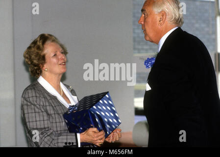 Die britische Premierministerin Margaret Thatcher ein Geschenk von BBC Vorsitzender Marmaduke Hussey am Radio Times Enterprise Awards für Kleine und Mittlere Unternehmen 1987 Stockfoto