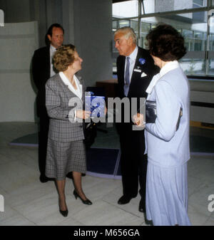 Die britische Premierministerin Margaret Thatcher ein Geschenk von BBC Vorsitzender Marmaduke Hussey am Radio Times Enterprise Awards für Kleine und Mittlere Unternehmen 1987 Stockfoto