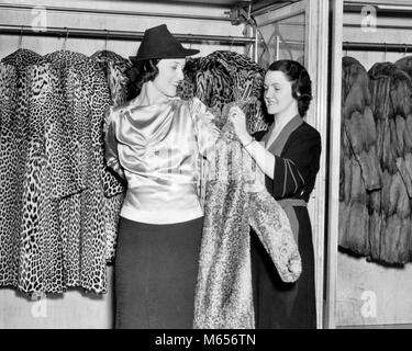 1930er Jahre lächelnde Frau im Pelz SALON VERSUCHEN AUF LEOPARD SKIN MANTEL MIT HILFE VON VERKAEUFERIN-f 8342 HAR 001 HARS LEOPARD REICHEN ZWEI MENSCHEN KAUKASISCHEN ARBEITER REICHEN GERNE FREUDE LIFESTYLE VERKÄUFER FRAUEN JOBS EINZELHANDEL GROWNUP MÄNTEL LUXUS IN VOLLER LÄNGE DAMEN INSPIRATION erwachsene Tiere drinnen Nostalgie 20-25 JAHRE MENSCHEN GESCHICHTE BESETZUNG VERKAUF HANDWERKER GLÜCK FRÖHLICHE FREIZEIT STILE KUNDENSERVICE WAHL AUFREGUNG VERSUCHEN MITARBEITER STOLZ LÄCHELT FRÖHLICH SIE MODEN PELT PELZE VERKÄUFERIN KAUFLEUTE LEOPARD SKIN LEOPARDEN SALES PERSON, die versucht, auf die Unterstützung von PELZEN KAUFMANN JUNGE ERWACHSENE FRAU B&W Stockfoto