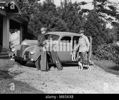 1930er Jahre zwei Männer stehen VIER TÜREN LIMOUSINE VERPACKUNG WAFFEN JAGD GANG UND ZWEI Springer Spaniel hunde-g 3136 HAR 001 HARS GEWEHREN KAUKASISCHEN SCHROTFLINTE SÖHNE SPANIEL LIFESTYLE LÄNDLICHEN GESUNDHEIT LEBEN ZU HAUSE KOPIEREN RAUM FREUNDSCHAFT halber Länge AUTOMOBIL RISIKO TEENAGER TIERE JÄGER TRANSPORT NOSTALGIE Väter im mittleren Alter Zweisamkeit Mann im mittleren Alter 16-17 Jahre 40-45 Jahre 45-50 Jahre GLÜCK ZWEI TIERE SÄUGETIERE FANGZÄHNE VATIS ERHOLUNG 18-19 JAHRE SPRINGER VERBINDUNG AUTOMOBILE TEENAGED FAHRZEUGE CANINE FEUERWAFFE FEUERWAFFEN SCHIESSEN JÄGER JUGENDLICHE MÄNNER SÄUGETIER SCHROTFLINTEN B&W SCHWARZ UND WEISS Stockfoto