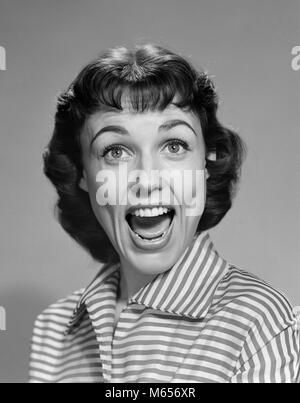 1950er Jahre 1960er Jahre FRAU BRUNETTE lächeln lachen den Mund weit geöffnet HAPPY FUNNY FACE AUF KAMERA TRAGEN gestreifte Bluse-g 4159 DEB001 HARS STUDIO SHOT GROWNUP EINE PERSON NUR KOMMUNIKATION KOPIEREN RAUM ERWACHSEN ZUHAUSE VERTRAUEN NOSTALGIE BREITE KREISCHEN AUGENKONTAKT 25-30 Jahre 30-35 JAHRE BRUNETTE HUMORVOLL GLÜCK KOPF UND SCHULTERN ENTDECKUNG AUFREGUNG BLUSE AUGENBRAUEN ÜBERRASCHEND KOMMUNIZIEREN YELL Mitte - Mitte - ERWACHSENE FRAU MENSCHEN ERWACHSENE B&W BANGS SCHWARZE UND WEISSE KAUKASISCHEN ETHNIE AUF KAMERA ALTMODISCH Stockfoto