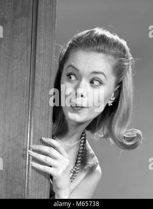 1960 s FRAU PEEKING RUND UM TÜR MIT LUSTIGEN GESICHTSAUSDRUCK - g6952HAR 001 HARS LIFESTYLE FLIP FRAUEN IM STUDIO SHOT GROWNUP NUR EINE PERSON LEBEN ZU HAUSE KOPIEREN PLATZ DAMEN ERWACHSEN ZUHAUSE NOSTALGIE SNOOPING 20-25 Jahre 25-30 JAHRE HUMORVOLL GLÜCK KOPF UND SCHULTERN ENTDECKUNG FRISUR WISSEN GELEGENHEIT VOYEUR SPIONAGE SNOOP ABHÖREN Mitte - Mitte - ERWACHSENE FRAU MENSCHEN ERWACHSENE B&W SCHWARZ UND WEISS KAUKASISCHEN ETHNIE NOSY ALTMODISCHE PERSONEN Stockfoto