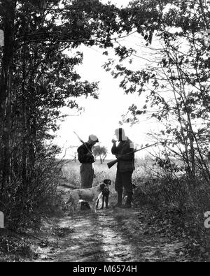 1920er Jahre 1930er Jahre zwei Männer Jäger anonym Silhouette mit Hunden auf COUNTRY LANE - g 942 HAR 001 HARS SÖHNE FREUDE LIFESTYLE LÄNDLICHEN FREUNDSCHAFT IN VOLLER LÄNGE JUGENDLICHEN INSPIRATION PFLEGE TIERE JÄGER SPIRITUALITÄT VERTRAUEN NOSTALGIE VÄTER 20-25 Jahre 25-30 Jahre 30-35 Jahre FREIHEIT ZWEI TIERE SÄUGETIERE ABENTEUER FREIZEIT ENTSPANNUNG SILHOUETTED FANGZÄHNE VATIS ERHOLUNG HÜNDCHEN VERBINDUNG TEENAGED ANONYME CANINE FEUERWAFFE FEUERWAFFEN JÄGER JUGENDLICHE MÄNNER SÄUGETIER Mitte - Mitte - erwachsenen Mann Schrotflinten junger Erwachsener MAN B&W SCHWARZ UND WEISS LAND LANE ALTMODISCHE PERSONEN Stockfoto