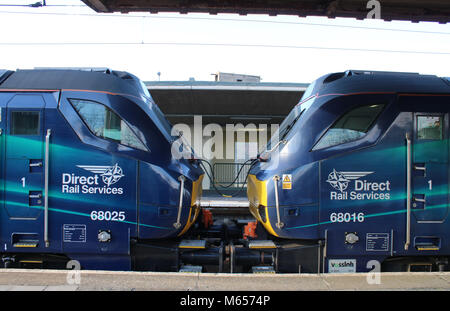 Klasse 68 dieselelektrische Lokomotiven, Nummern 68025 und 68016 in den DRS-LIVERY am Gleis 1 in Carnforth Bahnhof. Stockfoto