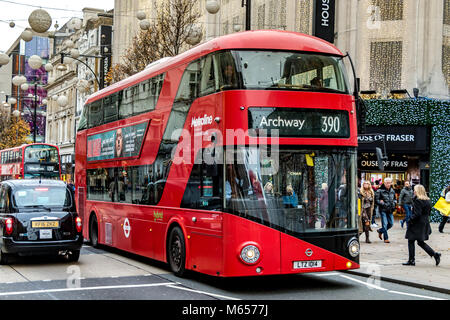 Ein Bus der Linie 390 auf dem Weg nach Archway auf der Londoner Oxford Street, London, Großbritannien Stockfoto