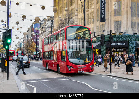 Ein Bus der Linie 139 fährt zur Weihnachtszeit am Kaufhaus House of Fraser in der Londoner Oxford Street in London vorbei Stockfoto
