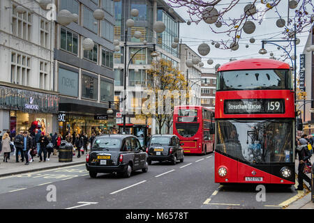 Ein Bus der Linie 159 nach Streatham, an einer Bushaltestelle in London, Oxford Street, London, Großbritannien Stockfoto