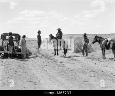 1930er Jahre ZWEI NAVAJO MÄNNER MIT PONYS STOP SPRECHEN ZU PARK RANGER MIT ZWEI FRAUEN TOURISTEN-i 1188 HAR 001 HARS AUTOMOBIL SPRECHEN NAVAJO TIERE TRANSPORT NOSTALGIE NORDAMERIKA NORDAMERIKA ZWEI TIERE SÄUGETIERE AUTOS PARKS BEHÖRDE TOURISTEN ZUSAMMENARBEIT ARIZONA AUTOMOBILE FAHRZEUGE BESUCHEN NATIVE AMERICAN KLEINE GRUPPE VON MENSCHEN NATIONAL PARK MÄNNER SÄUGETIER NATIONAL PARK SERVICE NATIVE AMERICANS B&W SCHWARZ UND WEISS KAUKASISCHEN ETHNIE INDIGENEN ALTMODISCHE PERSONEN PONYS RANGER, STAATEN VON AMERIKA Stockfoto