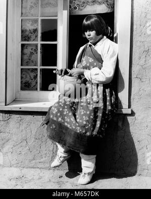 1930er Jahre native american Frau sitzt auf der Fensterbank Dekoration Keramik tragen typische Kostüm San Ildefonso Pueblo COLORADO USA-i 1247 HAR 001 HARS ARTIST SPIRITUALITÄT VERTRAUEN NOSTALGIE KERAMIK NORDAMERIKA 20-25 Jahre 25-30 JAHRE NORDAMERIKANISCHEN einzelnes Objekt STÄRKE WISSEN FENSTERBÄNKE 18-19 JAHRE INNOVATION STOLZ BEHÖRDE KREATIVITÄT NATIVE AMERICAN PUEBLO SAN ILDEFONSO, NEW MEXIKO TYPISCHE JUNGE ERWACHSENE FRAU B&W SCHWARZ UND WEISS HANDWERK PERSON INDIGENEN NATIVE DRESS NM BERUFE ALTMODISCHE PERSONEN POTTER Stockfoto