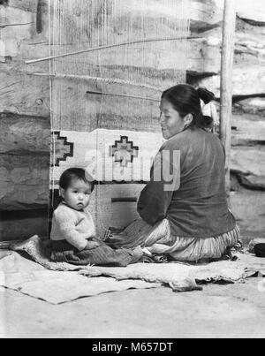 1930er lächelnd NATIVE AMERICAN NAVAJO FRAU MUTTER WEBEN TEPPICH SITZT AM WEBSTUHL MIT BABY AN IHRER SEITE MIT BLICK AUF DIE KAMERA - ich 1203 HAR 001 HARS LIFESTYLE FRAUEN LEBEN ZU HAUSE SITZEN UNITED STATES WOLLE KOPIE RAUM mit halber Länge Damen traditionellen Inder, die VEREINIGTEN STAATEN VON AMERIKA NAVAJO DRINNEN NOSTALGIE ZWEISAMKEIT AUGENKONTAKT 25-30 Jahre 30-35 JAHRE MAMMEN TRADITION, Kreativität und Kultur native american 6-12 Monate jungen Mitte nach Mitte der erwachsenen Frau gebürtige Amerikaner PRÄZISION WEBEN B&W SCHWARZ UND WEISS AUF KAMERA WEBSTUHL BERUFE ALTMODISCHE PERSONEN WEBER Stockfoto