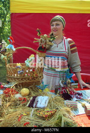 Gnezdovo, Russland - August 09, 2014: Mädchen in der russischen nationalen Anzug hinter dem Tresen in der Zeit der historischen Festival in Gnezdovo Stockfoto