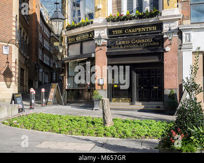 LONDON, Großbritannien - 18. FEBRUAR 2018: Außenansicht des Walrus und des Carpenter Pub in der Monument Street Stockfoto