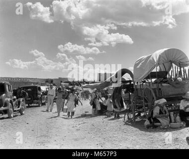 1930er Jahre MENSCHEN, DIE SICH FÜR NATIVE AMERICAN INDIAN CORN DANCE UND FIESTA LAGUNA PUEBLO COLORADO USA-i 1819 HAR 001 HARS NOSTALGIE SCHATTEN LANDWIRTSCHAFT SAMMELN SONNENSCHEIN AUFREGUNG KULTUR WAGEN NATIVE AMERICAN PUEBLO PLANWAGEN MÄNNER NATIVE AMERICANS NEW YORK B&W SCHWARZ UND WEISS FIESTA LAGUNA ALTMODISCHE PERSONEN Stockfoto