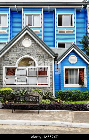 Moderne Interpretation des philippinischen Bahay na Bato-Haus aus Stein - und überlappenden Holz - in der spanischen Kolonialzeit stammen. Baguio City - u p Stockfoto