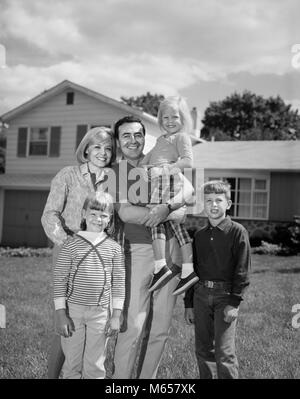 1960s 1970s FAMILY PORTRAIT VON FÜNF STELLEN MIT BLICK AUF DIE KAMERA AUF RASEN VOR DER SUBURBAN HOUSE-j 13144 HAR 001 HARS MOM KLEIDUNG NOSTALGISCHE SCHÖNHEIT STILVOLLE SUBURBAN BEZIEHUNG MÜTTER ALTE ZEIT ZUKUNFT BRUDER OLD FASHION SCHWESTER JUGENDLICHER STIL WILLKOMMEN BLONDE JUNGE ERWACHSENE BALANCE TEAMARBEIT KAUKASISCHEN SÖHNE FREUEN FREUDE LIFESTYLE FÜNF PARENTING FEIER FRAUEN 5 BRÜDER BEZUG EHEPARTNER EHEMÄNNER GROWNUP GESUNDHEIT HOME LIFE COPY SPACE MENSCHEN KINDER HALBE LÄNGE DAMEN TÖCHTER INSPIRATION GEBÄUDE GESCHWISTER SCHWESTERN FAMILIEN NOSTALGIE VÄTER MANN UND FRAU MITEINANDER AUGENKONTAKT VERHEIRATET Stockfoto