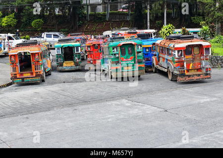 Baguio, Philippines-October 10, 2016: Lokale aus Service jeepneys verwenden Sie die Straße, an der Kreuzung der Utility Straße und Oberen Sitzung Straße als Ove Stockfoto