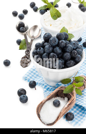 Frische Heidelbeeren und Minze. Mit Wassertropfen. Auf weissem Hintergrund. Stockfoto