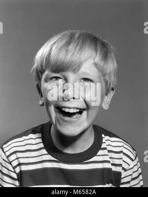 1950er Jahre 1960er Jahre lächeln lachen GLÜCKLICH FRECKLE KONFRONTIERT blonde Junge tragen gestreifte T-SHIRT DENNIS DIE DROHUNG TYP AUF KAMERA-j 6489 DEB001 HARS COPY SPACE MENSCHEN KINDER Drinnen VERTRAUEN NOSTALGIE AUGENKONTAKT 10-12 JAHRE 7-9 JAHRE JUGENDLICHE JUNGE ERFOLG GLÜCK KOPF UND SCHULTERN AUFREGUNG JUGENDLICHE LÄCHELT FRÖHLICH VOR JUNGEN MÄNNER vor - jugendlich PRE-TEEN BOY B&W SCHWARZ UND WEISS DENNIS DIE DROHUNG FRECKLE AUF KAMERA ALTMODISCH Stockfoto