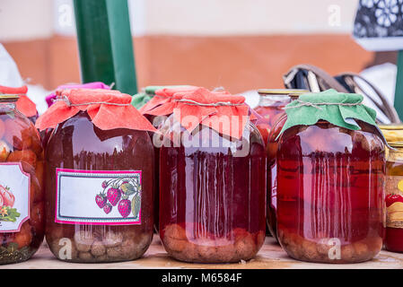 Erdbeere Kompott in Banken, ein Getränk aus Beeren gemacht Stockfoto