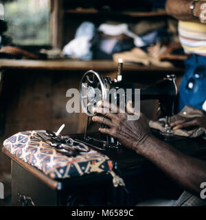 1980 s HAND DER ALTE afrikanische amerikanische Frau Nähen auf ANTIKEM GUSSEISEN NÄHMASCHINE-ka 5180 MCW001 HARS DAMEN HANDWERK GROWN-UP IM INNENBEREICH SYMBOLE HANDWERK NÄHEN älterer Erwachsener NOSTALGIE SENIOR FRAU SKILL BERUF FÄHIGKEITEN MANUELLER AFRICAN-AMERICAN ETHNISCHEN SCHWARZARBEIT afrikanische amerikanische BESCHÄFTIGUNG 70 s nach KONZEPTIONELLE KREATIVITÄT KUNST CLOSE-UP FANTASIE NÄHERIN SYMBOLISCHE 80-PLUS NACH PRÄZISION EISEN Eisen Metall Handwerk arbeitende Berufe ALTMODISCHE PERSONEN Stockfoto