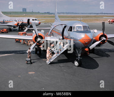 1950 zwei amerikanische Fluggesellschaft Propeller Flugzeuge auf Asphalt mit Passagieren an Bord klettern LAGUARDIA AIRPORT NEW YORK USA-ka9170 CPC 001 HARS NOSTALGIE 1-2 JAHRE 3-4 JAHRE PROPELLER HOHEN WINKEL ABENTEUER AUFREGUNG GOTHAM ASPHALT NYC NEW YORK STÄDTE GRUPPE VON MENSCHEN IN NEW YORK CITY BOROUGH DER KOMMERZIELLEN LUFTFAHRT jugendliche Männer Mitte - Mitte - erwachsenen Mann Mitte der Erwachsenen FRAU AN BORD DER FLUGZEUGE AMERICAN AIRLINES LAGUARDIA KOMMUNALEN ALTMODISCHE PERSONEN Stockfoto