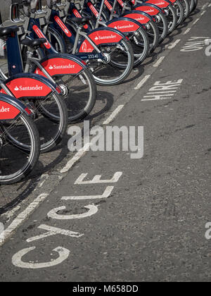 LONDON, Großbritannien - 18. FEBRUAR 2018: Dockingstation für Santander gesponserte Hire Cycles im Finanzdistrikt der Stadt London Stockfoto