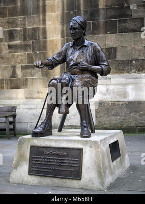 LONDON, Großbritannien - 18. FEBRUAR 2018: Statue von Cordwainer bei der Arbeit in der Watling Street Stockfoto