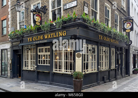 LONDON, Großbritannien - 18. FEBRUAR 2018: Außenansicht des Ye Olde Watling Pub in der Watling Street Stockfoto
