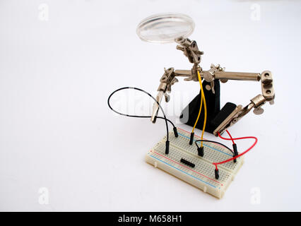 Roboter für die Kopplung der Kabel auf der Platine Stockfoto