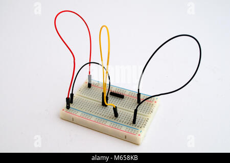 Anschluß der Leitungen auf einem White Board für den Anschluss von Komponenten Stockfoto
