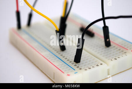 Anschluß der Leitungen auf einem White Board für den Anschluss von Komponenten Stockfoto