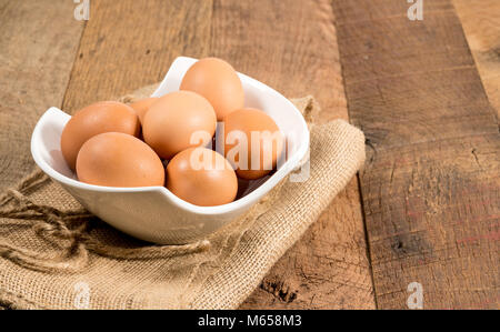 Frisch Bio Eier in der Schale auf der Holzbank festgelegt Stockfoto