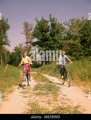 1960 JUNGE UND MÄDCHEN Reiten Fahrräder auf FELDWEG IM SOMMER BLICK AUF KAMERA - kb 3790 HAR 001 HARS LÄNDLICHEN HEIMAT LEBEN TRANSPORT KOPIE RAUM FREUNDSCHAFT halber Länge Teenager Jungen GESCHWISTER FAHRRÄDER SCHWESTERN TRANSPORT NOSTALGIE FAHRRÄDER ZWEISAMKEIT AUGENKONTAKT 10-12 JAHRE 7-9 JAHRE RIDER GLÜCK AEROBE FREIZEITAKTIVITÄTEN ZWEI OBJEKTE ERHOLUNG GESCHWISTER FREIZEIT RADFAHREN GESUNDHEIT JUGENDLICHE MÄNNER PRE-TEEN PRE-TEEN BOY vor - jugendlich Mädchen KAUKASISCHEN ETHNIE AUF KAMERA ALTMODISCHE PERSONEN Stockfoto