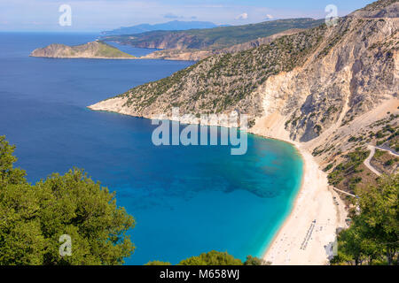 Blick auf den wunderschönen Myrtos Beach auf der Insel Kefalonia. Einer der besten Strände in Griechenland. Stockfoto
