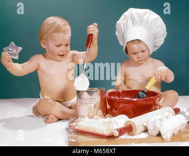 1960er Jahren zwei Babys SPIELEN BACKEN IN DER KÜCHE - kb 4471 HAR 001 HARS HALBE LÄNGE CHARAKTER INNEN NOSTALGIE ZWEISAMKEIT 1-2 JAHRE BESETZUNG NÄHREN vor Aufregung GELEGENHEIT MENSCHEN BABYS KONZEPTIONELLE ZUSAMMENARBEIT AKTEURE KÖCHE NAHRUNG IDEEN KLEINE GRUPPE VON OBJEKTEN BABY KOPF-WARE 6-12 MONATE JUNGEN MÄNNER TOQUE KAUKASISCHEN ETHNIE BERUFE ALTMODISCH Stockfoto