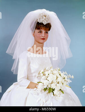 1960 PORTRAIT FRAU BRAUT IN EINFACHEN WEISSEN BRAUTKLEID HOLDING WHITE FLOWER BOUQUET-kb5235 HAR 001 HARS KOPIE RAUM MIT HALBER LÄNGE DAMEN EHE ERWACHSEN ZUHAUSE SCHLEIER ZEREMONIE Nostalgie braut 20-25 Jahre 25-30 JAHRE BRUNETTE MENSCHEN GESCHICHTE TRÄUME GLÜCK BRÄUTE AUFREGUNG EINFACH RITUS RITUS DER PASSAGE GESICHTSAUSDRUCK HEIRATEN EHE EHE JUNGE ERWACHSENE FRAU BANGS KAUKASISCHEN ETHNIE ALTMODISCHE PERSONEN Stockfoto