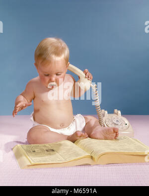 1960 BLONDE BABY HOLDING TELEFON MIT TELEFONBUCH GELBE SEITEN-kb5299 HAR 001 HARS DRINNEN NOSTALGIE KUNDENSERVICE ZWEI OBJEKTE WAHL WACHSTUM TELEFONE MENSCHEN BABYS ELEKTRISCHES GERÄT SEITEN TELEFONE AKTEURE KOMMUNIZIEREN SUCHE VERZEICHNIS LÖSUNGEN 6-12 MONATE JUGENDLICHE SUCHEN MÄNNER BABY GIRL KAUKASISCHEN ETHNIE ALTMODISCHE TELEFONBUCH TELEFONBUCH GELBE SEITEN Stockfoto