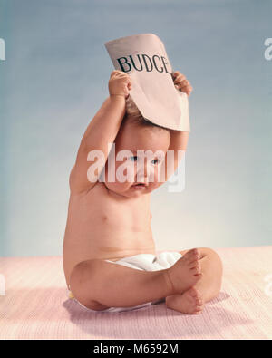 1960 DISTRESSED FRUSTRIERT BABY SCHAUSPIELER SITZEN HOLDING BUDGET DOKUMENT ÜBER KOPF - kb 6006 HAR 001 HARS HOME LEBEN KOMMUNIKATION KOPIEREN RAUM MIT HALBER LÄNGE CHARAKTER RISIKO WINDEL NOSTALGIE FINANZIELLE FRUSTRIERT AUGENKONTAKT BUCHHALTER einzelnes Objekt DISTRESSED POLITIK MENSCHEN BABYS KONZEPTIONELLE AKTEURE KOMMUNIZIEREN BABY BOY PERSÖNLICHE FINANZEN 6-12 Monate jungen kaukasischen ETHNIE ALTMODISCH Stockfoto