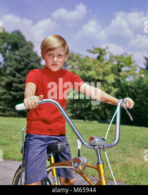 1960 PORTRAIT JUNGE BLONDE DAS TRAGEN DER ROTEN HEMD SITZT AUF FAHRRAD MIT PYRAMIDE CRUISER LENKER AUF KAMERA - kb 6936 HAR 001 HARS 5-6 JAHRE KOPF UND SCHULTERN ABENTEUER FREIZEIT CRUISER LENKER JUGENDLICHE MÄNNER KAUKASISCHEN ETHNIE AUF KAMERA ALTMODISCH Stockfoto