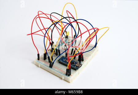 Anschluß der Leitungen auf einem White Board für den Anschluss von Komponenten Stockfoto