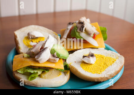 Avacado und Pilz Schichten auf einem veggie Burger Stockfoto