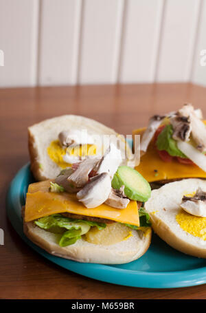 Avacado und Pilz Schichten auf einem veggie Burger Stockfoto