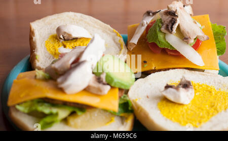 Avacado und Pilz Schichten auf einem veggie Burger Stockfoto