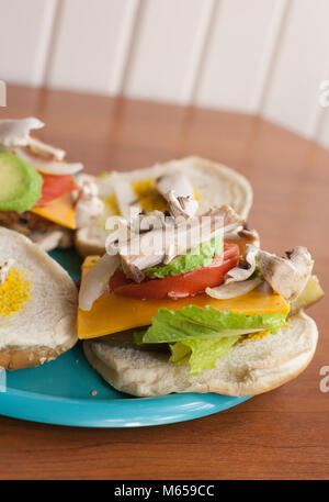 Avacado und Pilz Schichten auf einem veggie Burger Stockfoto
