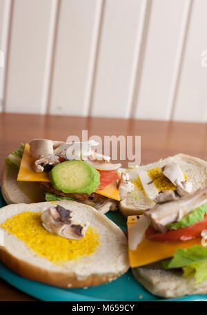 Avacado und Pilz Schichten auf einem veggie Burger Stockfoto