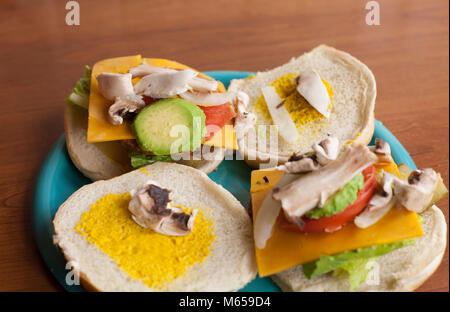 Avacado und Pilz Schichten auf einem veggie Burger Stockfoto